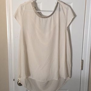Beautiful high-lo blouse with chain detail